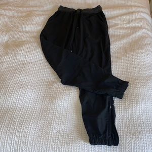 Small lined Nike joggers with pockets